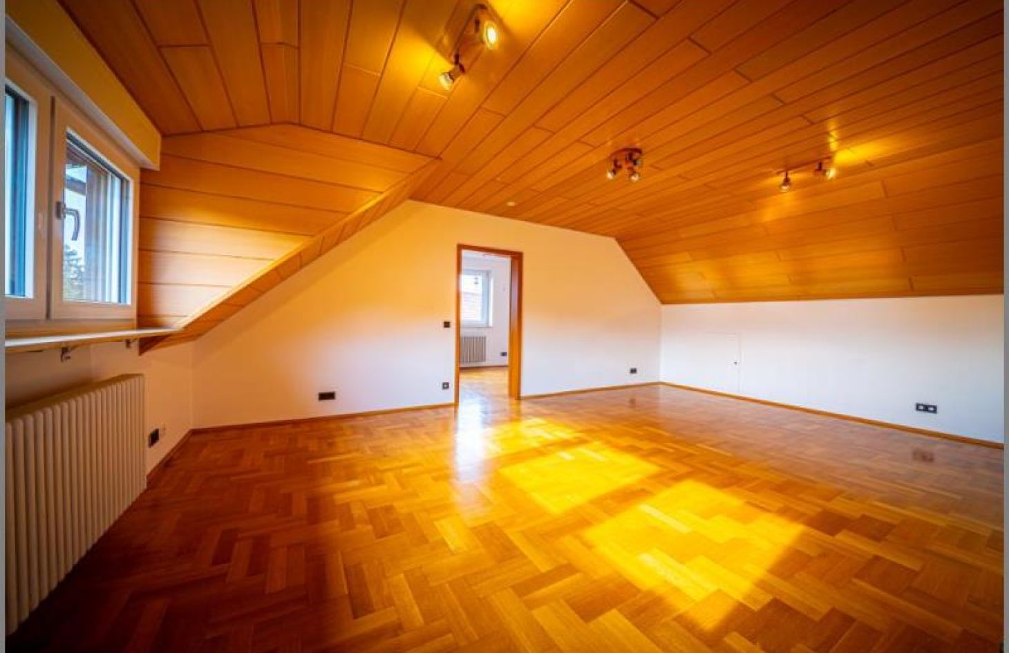 Wohnen DG von Für Anleger und Selbstnutzer! Gepflegtes Dreifamilienhaus bereit zur Neu-Vermietung! in Baden-Baden Varnhalt bei Dhonau Immobilien-Makler Ortenau