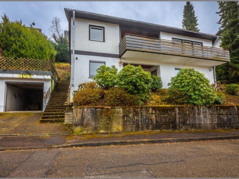 Hausansicht von Einfamilienhaus mit ELW in ruhiger Wohnlage in Lauf bei Dhonau Immobilien-Makler Ortenau