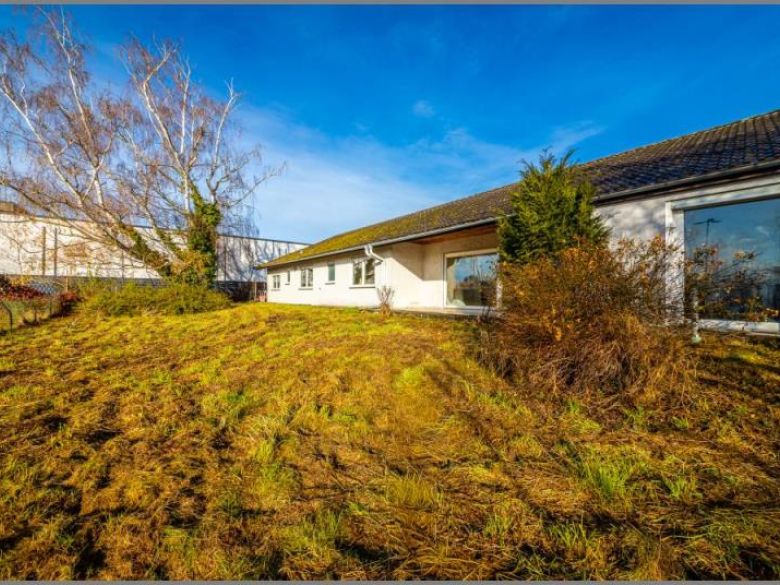 Ansicht Süd von Träume entwickeln! 215qm Bungalow mit großem Grundstückspaket! in Rheinau-Freistett bei Dhonau Immobilien-Makler Ortenau