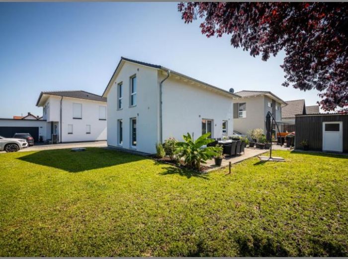 Schick. Schlicht. Schön. von Modernes Einfamilienhaus 2016 mit 4 Schlafzimmern und tollem Grundstück in Rheinau-Rheinbischofsheim bei Dhonau Immobilien-Makler Ortenau