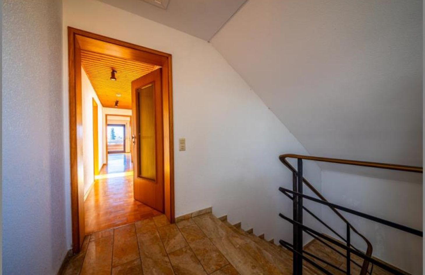 Treppenhaus von Gepflegtes, großes Dreifamilienhaus! Überwiegend leer in schöner Wohnlage! in Bühl-Vimbuch bei Dhonau Immobilien-Makler Ortenau