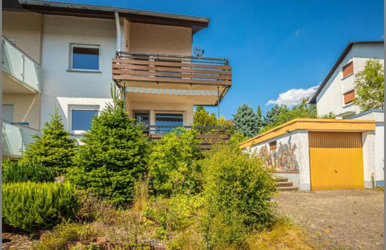 Vorgarten / Garage von Wohnliche Doppelhaushälfte - Gemütliches Zuhause in begehrter Lage! in Sasbach bei Dhonau Immobilien-Makler Ortenau