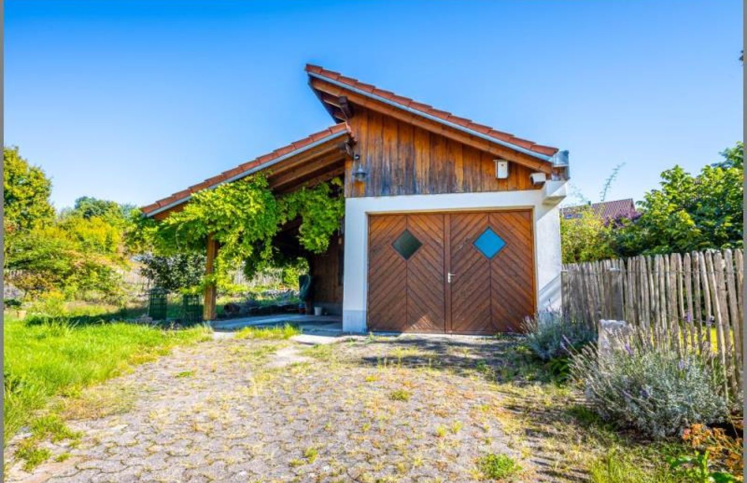 Carport / Garage von Flair zum Verlieben! Sehr schönes, modernisiertes Einfamilienhaus mit Garten und Garagengebäude  in Achern-Önsbach bei Dhonau Immobilien-Makler Ortenau