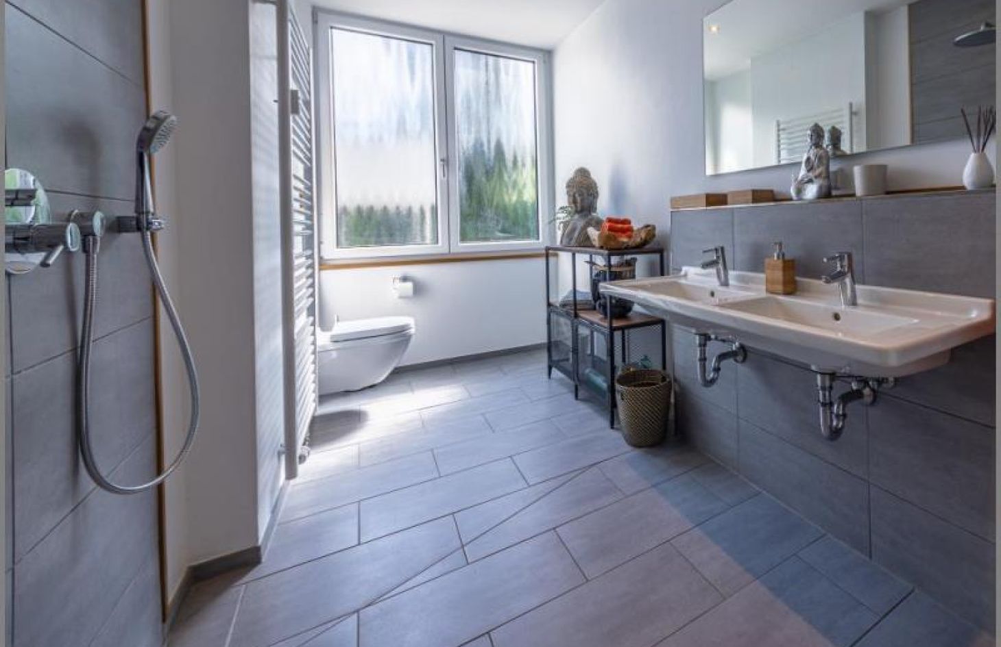 2 von 3 Bädern saniert von Elegante Altbau-Stadtvilla mit 3 Wohnungen / Praxis. 125 Jahre erstklassig! in Achern / Stadt bei Dhonau Immobilien-Makler Ortenau