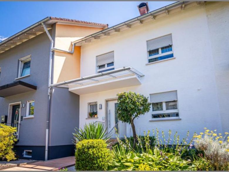 Hausansicht von Geräumiges, gepflegtes Reihenmittelhaus mit 2 Garagen und tollem Gartengrundstück in Oberkirch-Oberdorf bei Dhonau Immobilien-Makler Ortenau