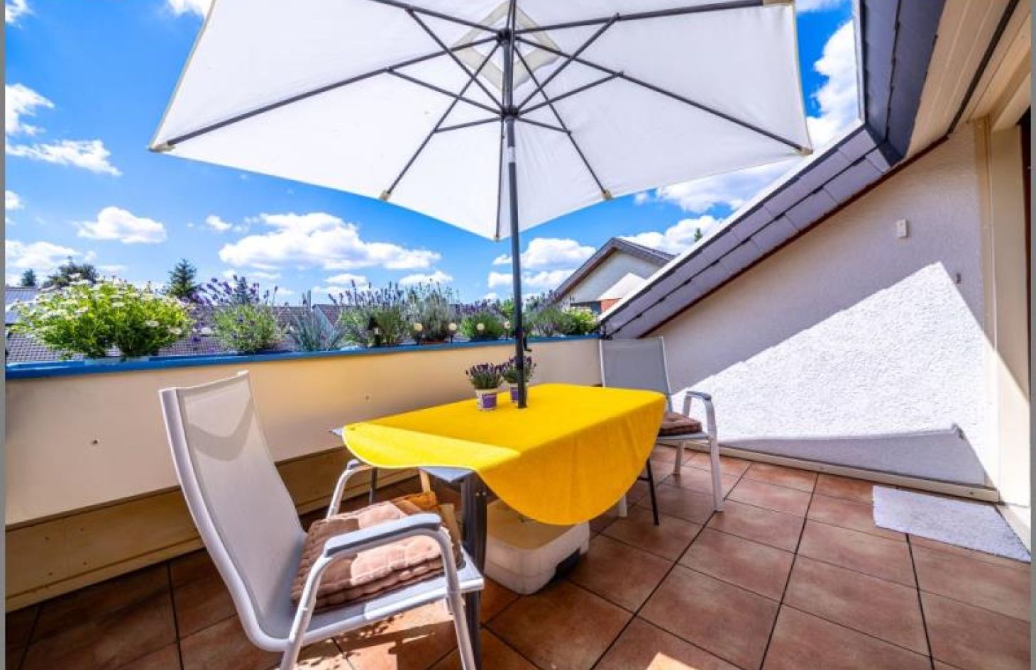 Loggia von Sehr schöne DG-Eigentumswohnung mit Kamin, Loggia, Garten, Garage in Achern bei Dhonau Immobilien-Makler Ortenau