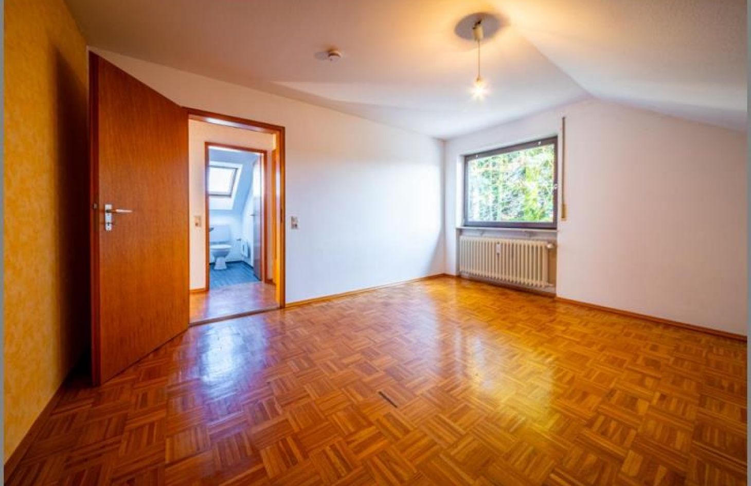 Schlafen 1 DG von Gepflegtes, großes Dreifamilienhaus! Überwiegend leer in schöner Wohnlage! in Bühl-Vimbuch bei Dhonau Immobilien-Makler Ortenau