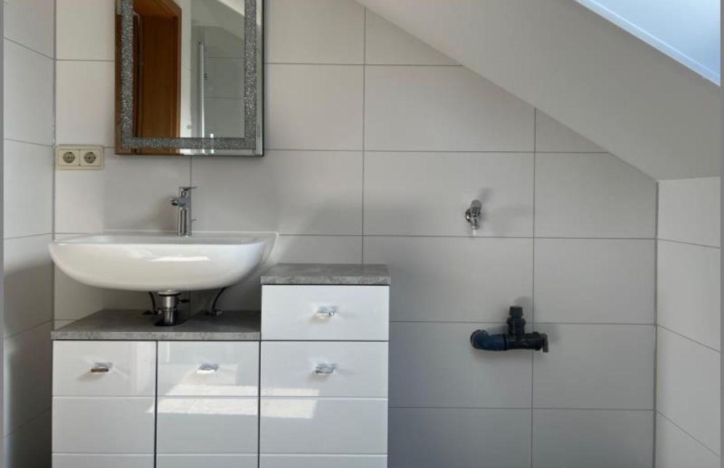 Bad von Gemütliche 2-Zimmer-Dachgeschoss-Wohnung mit großem Balkon in Rheinau-Rheinbischofsheim bei Dhonau Immobilien-Makler Ortenau