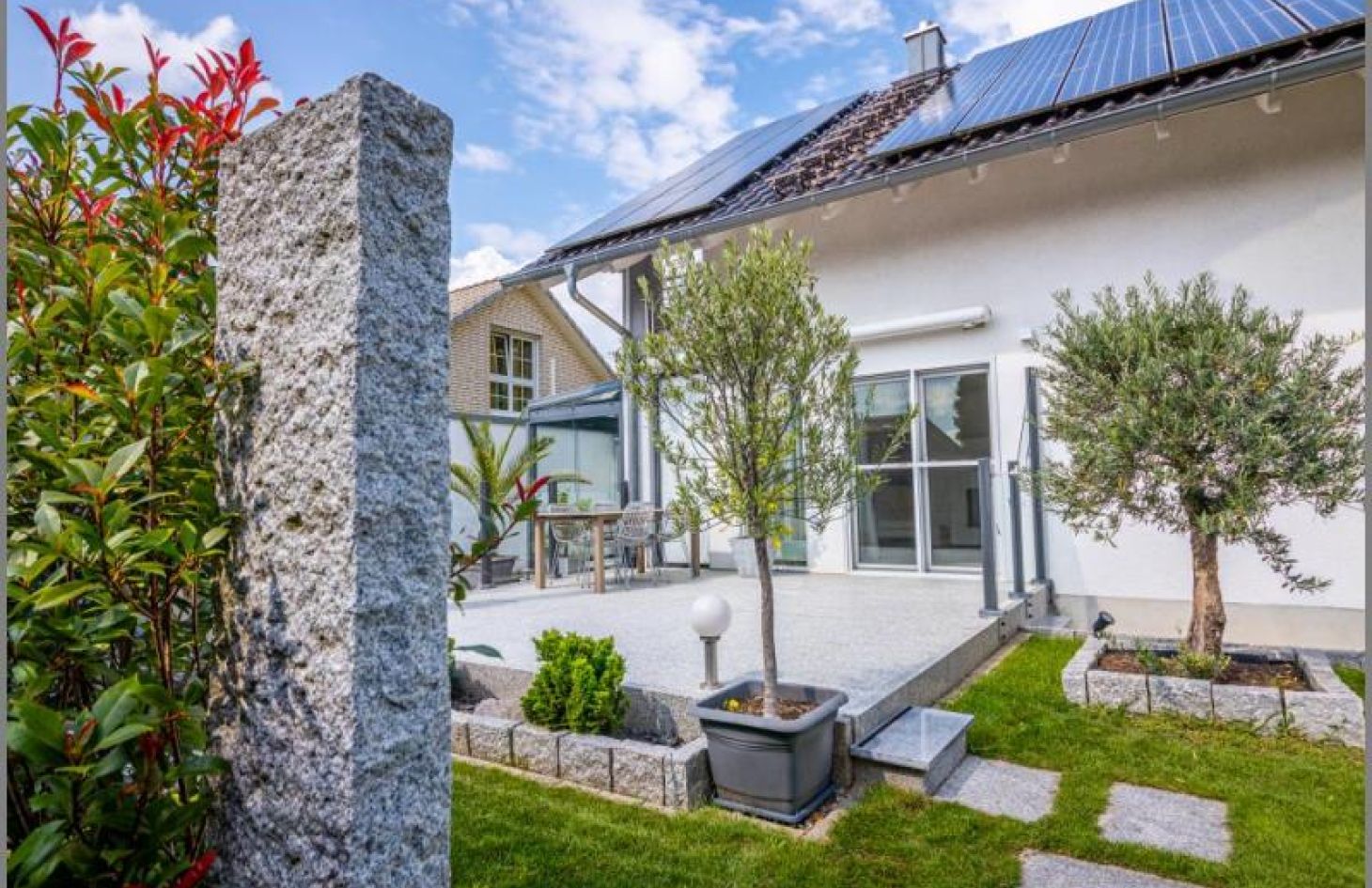 Südterrasse von Schicker Wohntraum in Grün! Modernes Einfamilienhaus in ruhiger Lage! in Bühl bei Dhonau Immobilien-Makler Ortenau