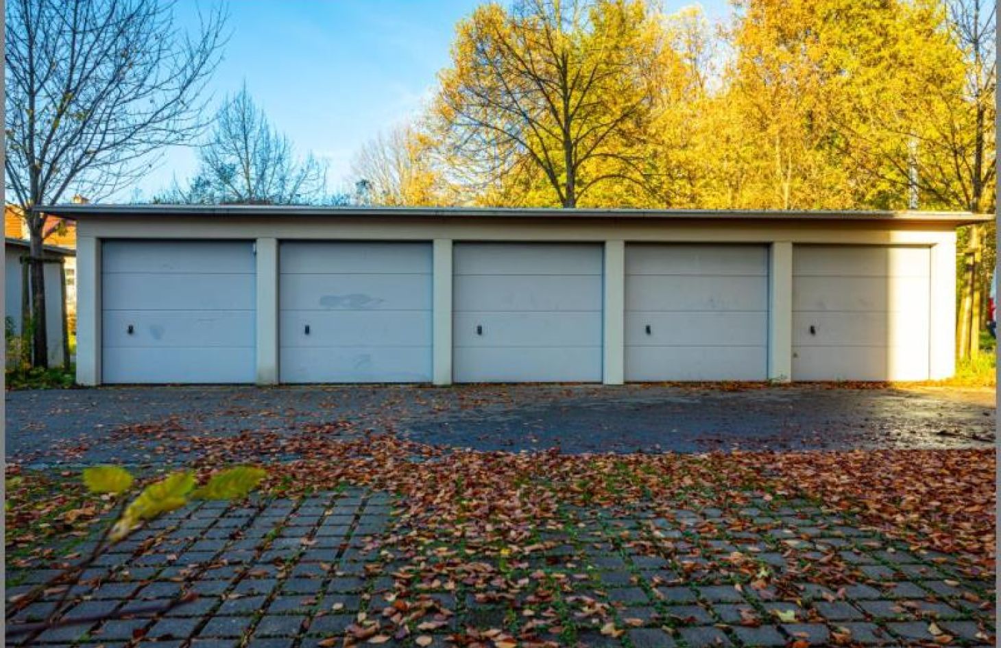 1 Garage (rechts) von Altbauflair und Lebensqualität! Schicke 4-Zimmer-ETW mit Balkon, Garage und Stellplatz in Achern bei Dhonau Immobilien-Makler Ortenau