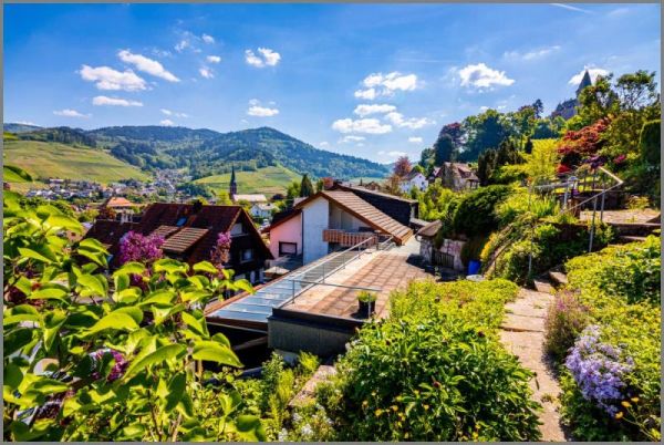 Wohnen am Schlossberg von Wohnhaus & Airbnb! 6 Appartements, Terrassen, Lagerräume, Stellplätze! in Kappelrodeck bei Dhonau Immobilien-Makler Ortenau