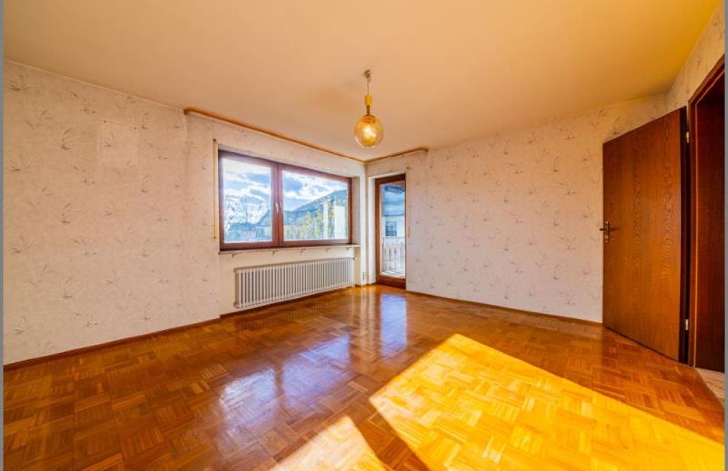 Schlafen 1 von 3 im OG von Geräumiges Einfamilienhaus - tolle Wohnlage! Hobbyräume, Doppelgarage, Balkone, großes Grundstück. in Sinzheim bei Dhonau Immobilien-Makler Ortenau