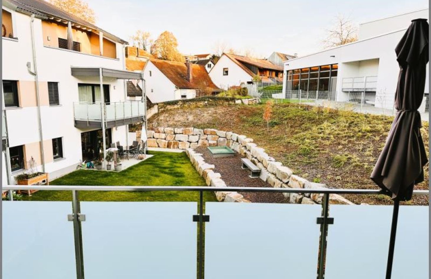 Balkon von Moderne, zentral gelegene 3-Zimmer-Wohnung mit Balkon, EBK, TG-Stellplatz und Aufzug in Renchen (Stadt) bei Dhonau Immobilien-Makler Ortenau