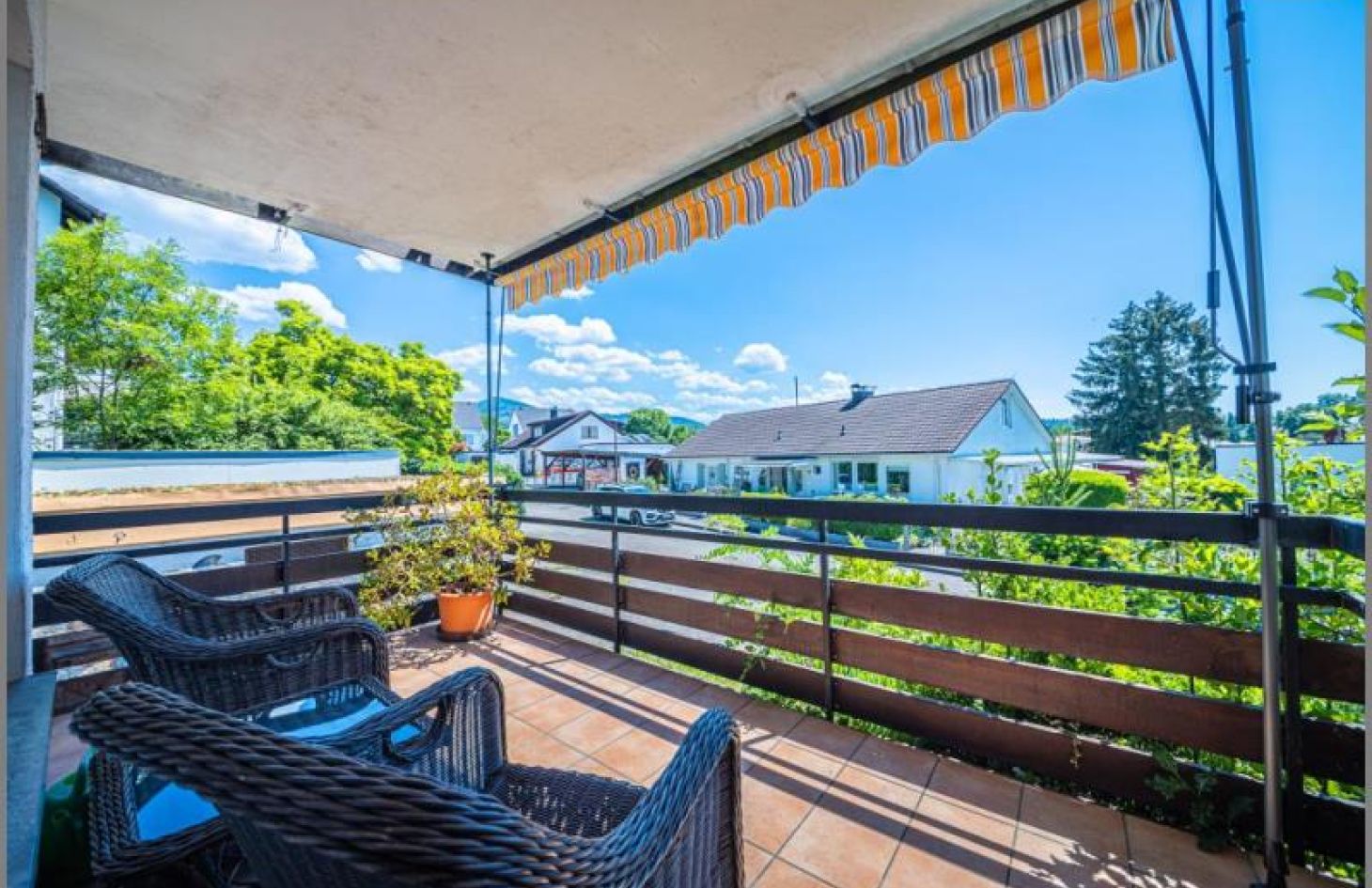 2 Balkone / EG und OG von Wohnliche Doppelhaushälfte - Gemütliches Zuhause in begehrter Lage! in Sasbach bei Dhonau Immobilien-Makler Ortenau