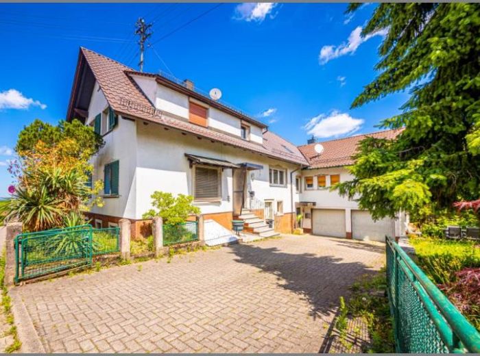 Anwesen in Varhalt von Teilsaniertes, großzügiges Zweifamilien-Anwesen mit Baugrundstück! in Baden-Baden bei Dhonau Immobilien-Makler Ortenau