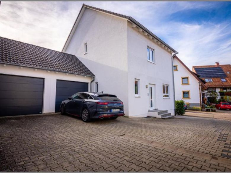 Garage und Stellplatz von So gut wie NEU! Schickes, modernes Einfamilienhaus mit 6 Zimmern, Garage und Stellplatz. in Achern-Fautenbach bei Dhonau Immobilien-Makler Ortenau