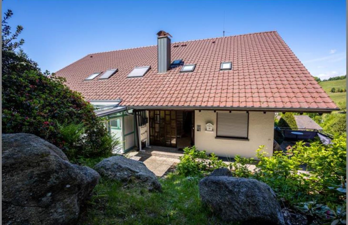 Eingänge von 2-in-1-Ferien-/Eigentumswohnung mit Wintergarten, Garage und herrlicher Aussicht! in Sasbachwalden bei Dhonau Immobilien-Makler Ortenau