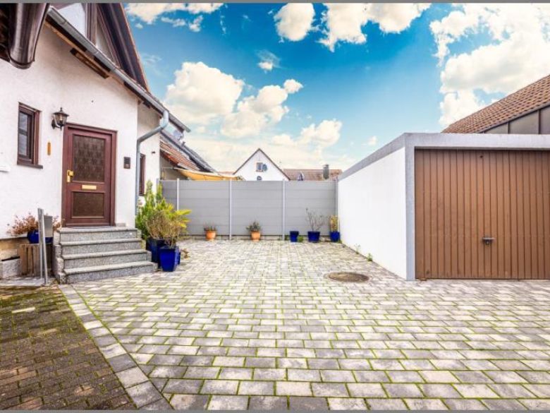 Stellplatz / Hof / Garage von Wohngemütlich! Gepflegtes Reihenmittelhaus mit Garten und Garage in Lichtenau bei Dhonau Immobilien-Makler Ortenau