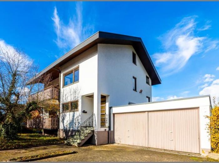 Großes Wohnhaus mit Garagen von Geräumiges Einfamilienhaus - tolle Wohnlage! Hobbyräume, Doppelgarage, Balkone, großes Grundstück. in Sinzheim bei Dhonau Immobilien-Makler Ortenau