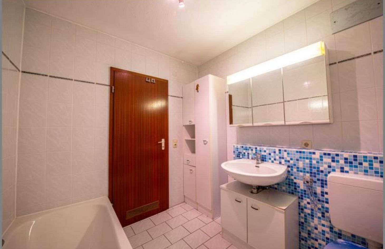 Bad DG von Wohngemütlich! Gepflegtes Reihenmittelhaus mit Garten und Garage in Lichtenau bei Dhonau Immobilien-Makler Ortenau