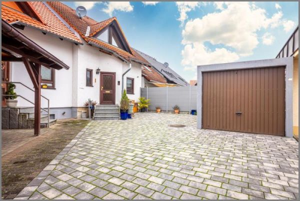 Reihenmittelhaus von Wohngemütlich! Gepflegtes Reihenmittelhaus mit Garten und Garage in Lichtenau bei Dhonau Immobilien-Makler Ortenau