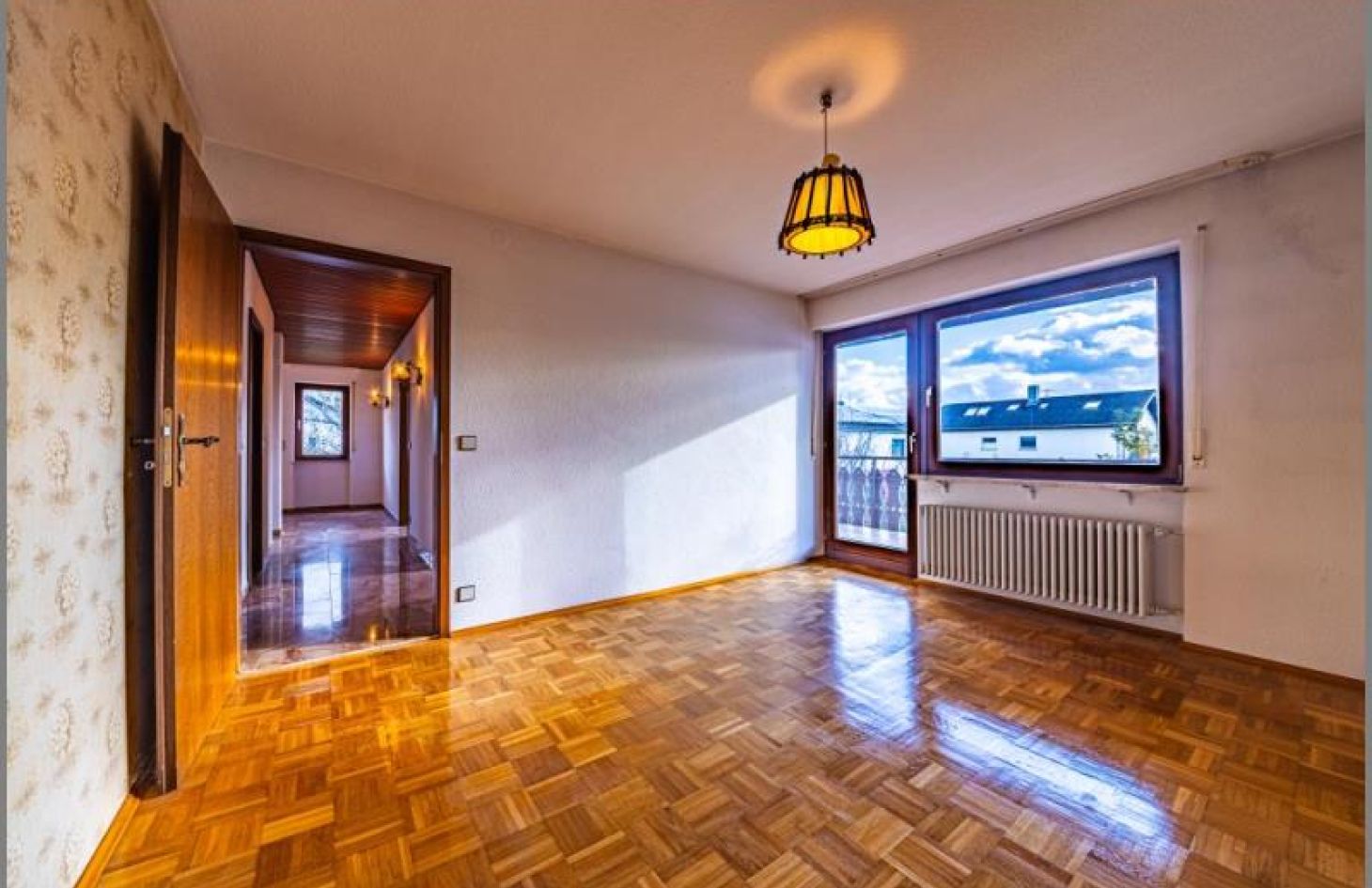 Schlafen 2 von 3 im OG von Geräumiges Einfamilienhaus - tolle Wohnlage! Hobbyräume, Doppelgarage, Balkone, großes Grundstück. in Sinzheim bei Dhonau Immobilien-Makler Ortenau