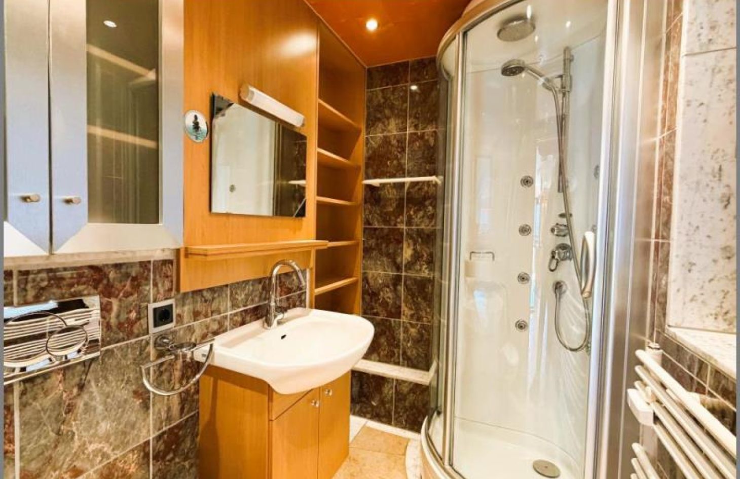 Tageslicht-Duschbad von Sehr schöne, komplett eingerichtete 2-Zi.-Ferienwohnung Gaishöllpark mit TG-Stellplatz in Sasbachwalden bei Dhonau Immobilien-Makler Ortenau