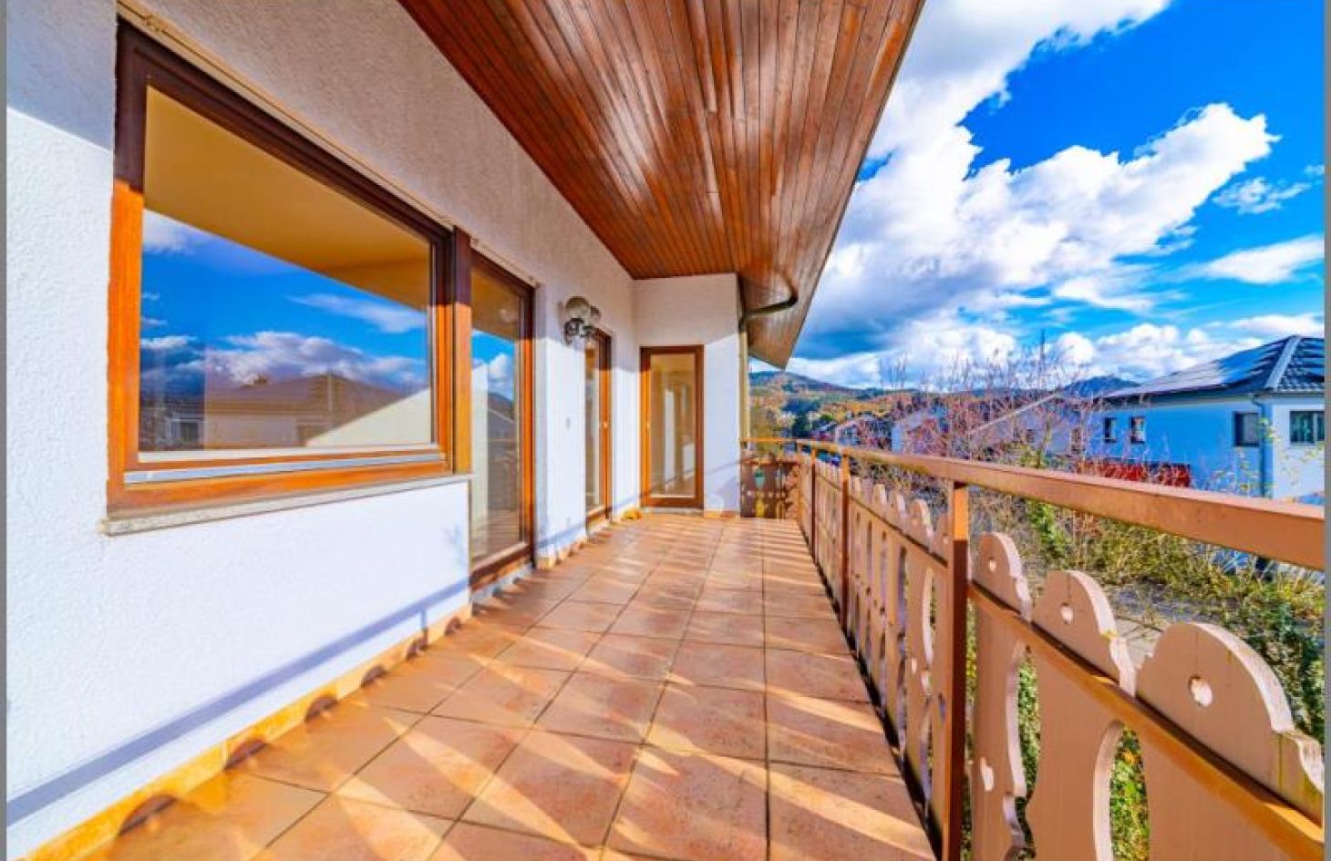 Südbalkon OG von Geräumiges Einfamilienhaus - tolle Wohnlage! Hobbyräume, Doppelgarage, Balkone, großes Grundstück. in Sinzheim bei Dhonau Immobilien-Makler Ortenau