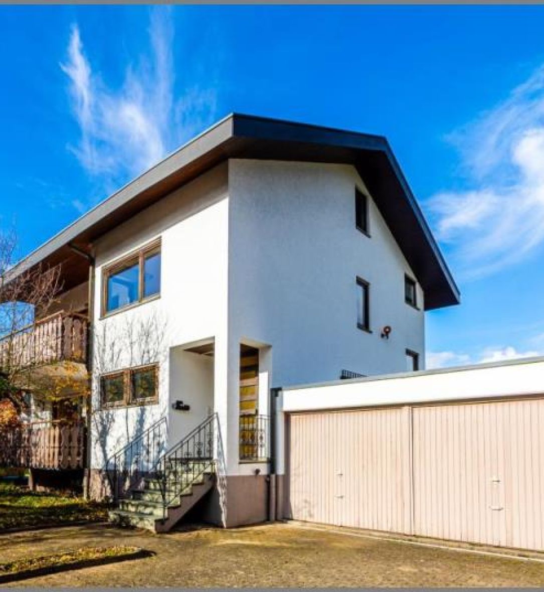 Großes Wohnhaus mit Garagen von Geräumiges Einfamilienhaus - tolle Wohnlage! Hobbyräume, Doppelgarage, Balkone, großes Grundstück. in Sinzheim bei Dhonau Immobilien-Makler Ortenau